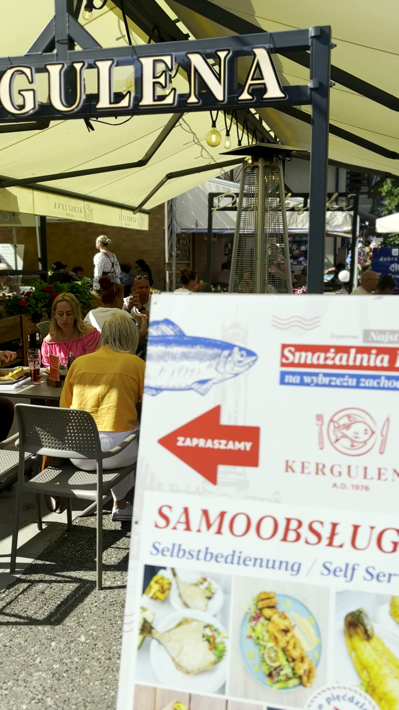 Atmosfera ogródka Kergulena — markiza, goście, szyld A.D. 1976