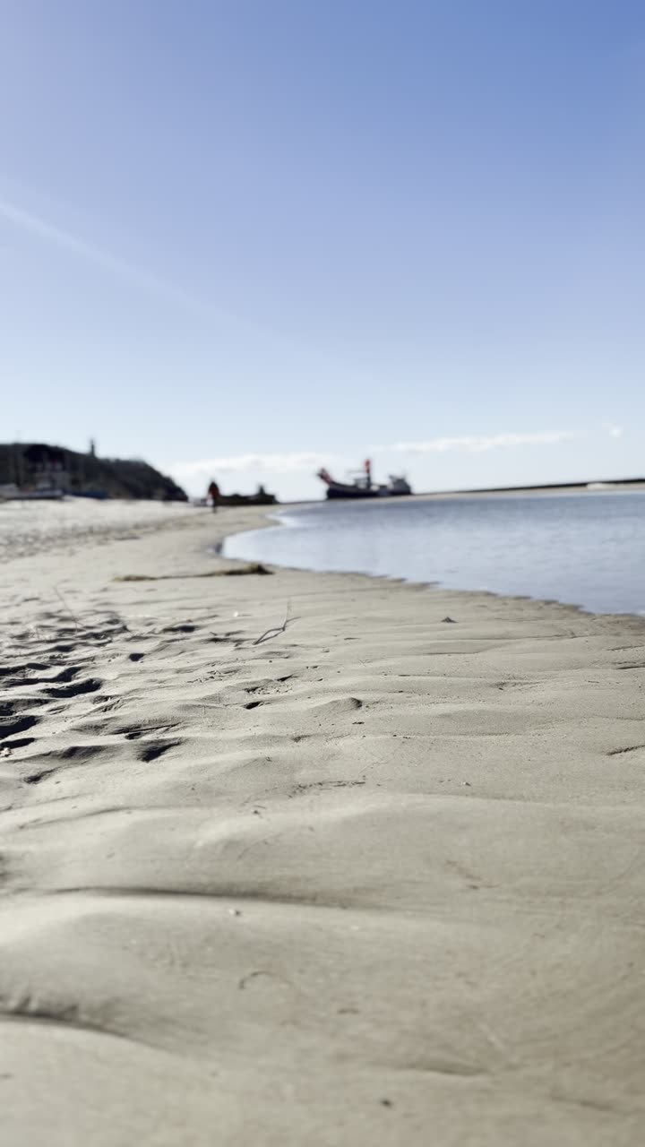 Plaża Niechorze, kuter rybacki i latarnia w tle
